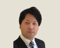 両川靖弘