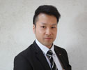 両川靖弘